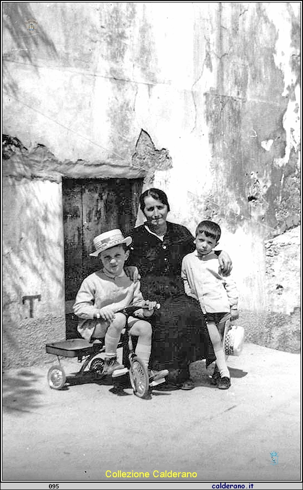 Nonna Francesca con i nipoti Nunzio e Franco Mollica.jpg