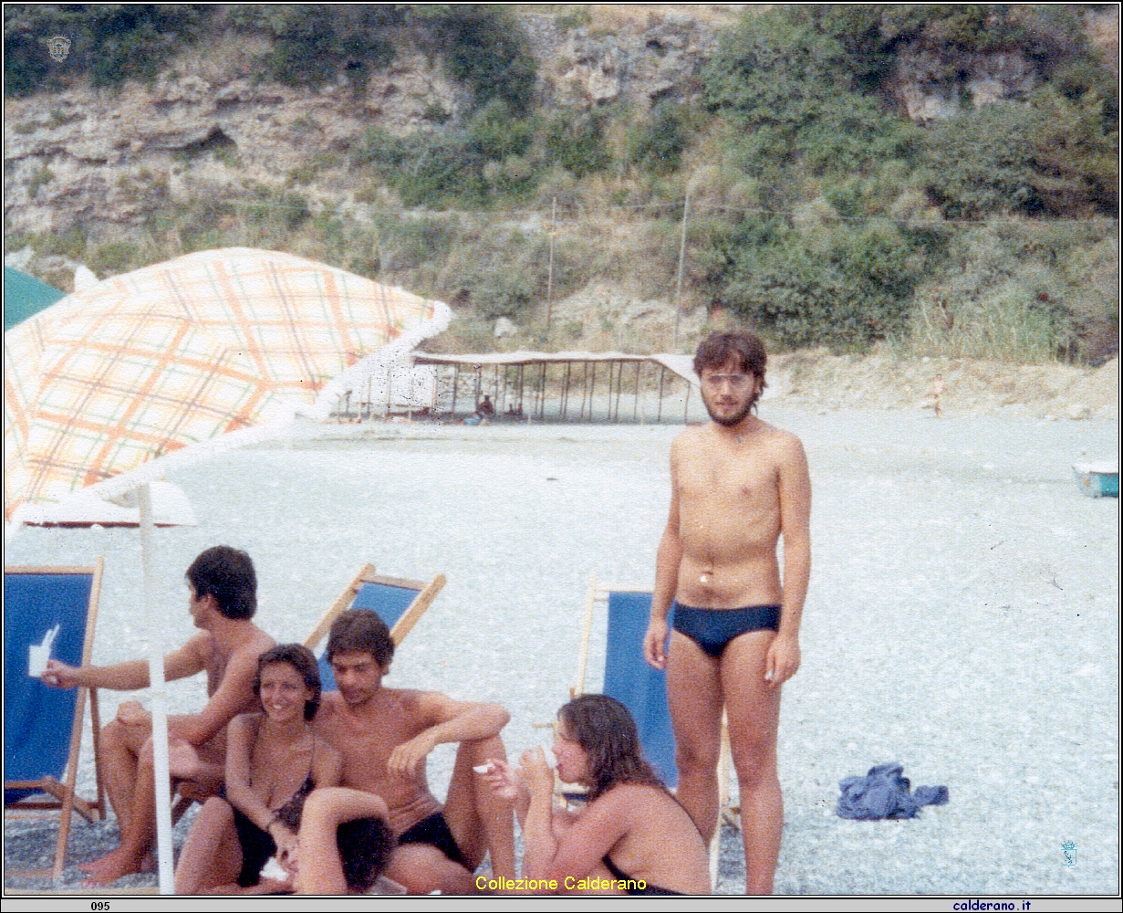 Spiaggia di Fiumicello con Mariassunta Tarallo e Pippo Schettino - settembre 1975.jpeg