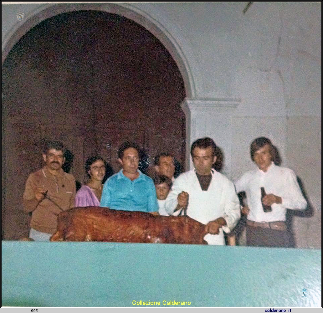 Taglio della porchetta nel porticato della Chiesa del Rosario.jpg