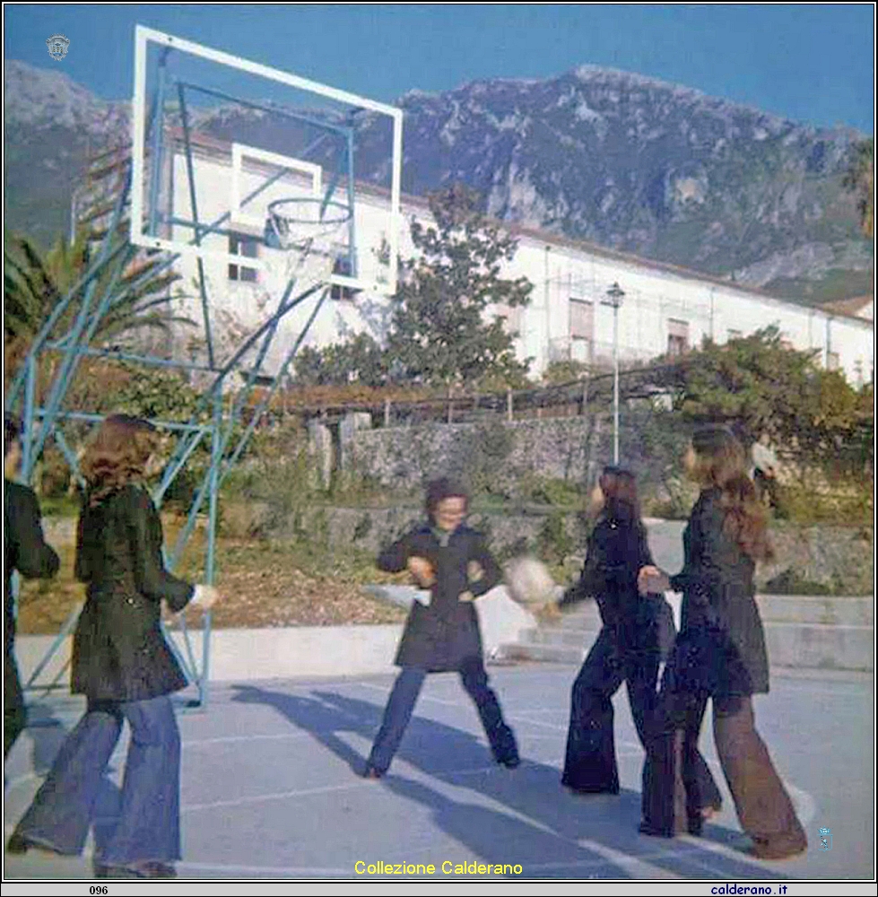 Palla-Canestro al De Pino Novembre 1974.jpg