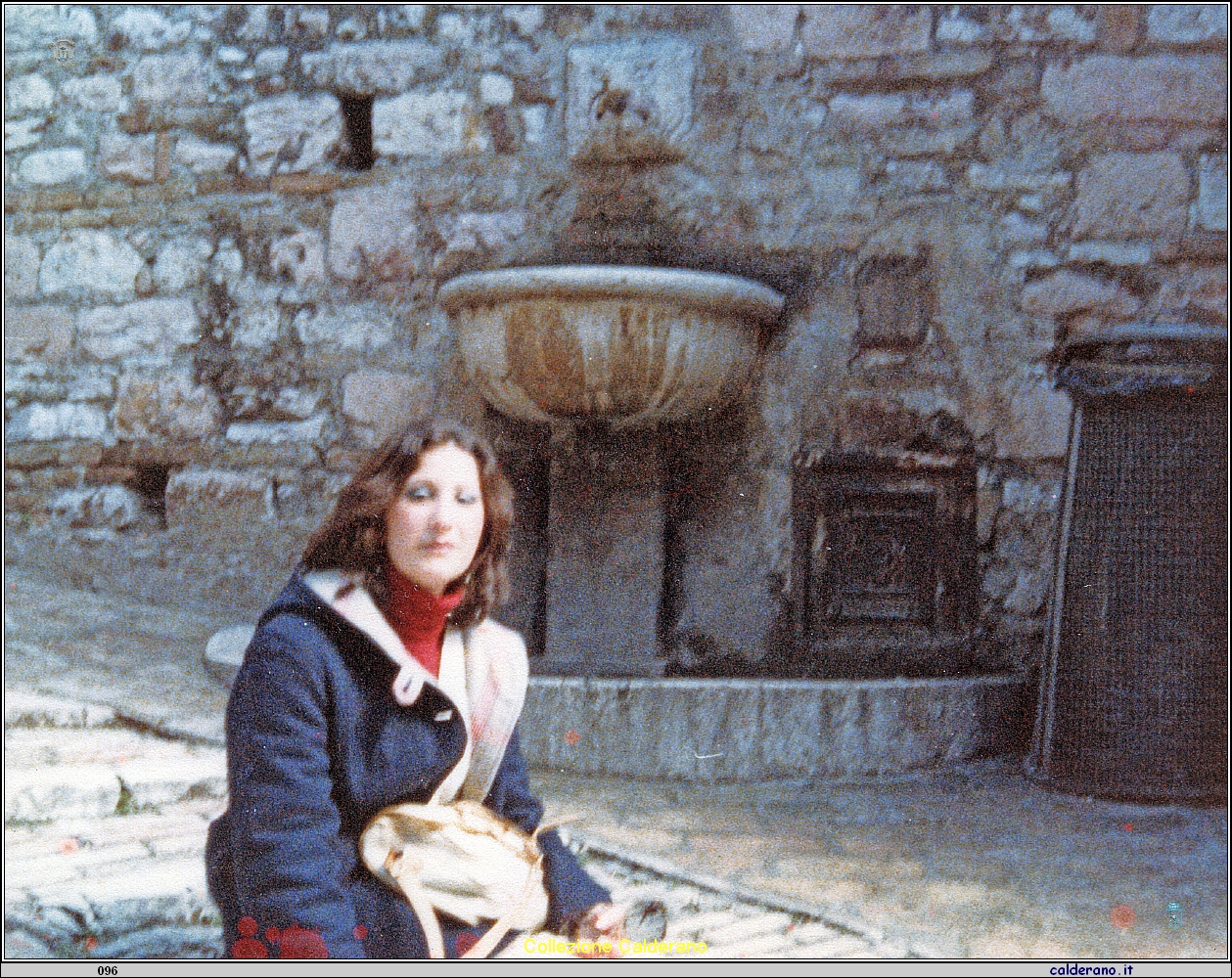 Pinita Foglia alla fontana aprile 1978.jpeg