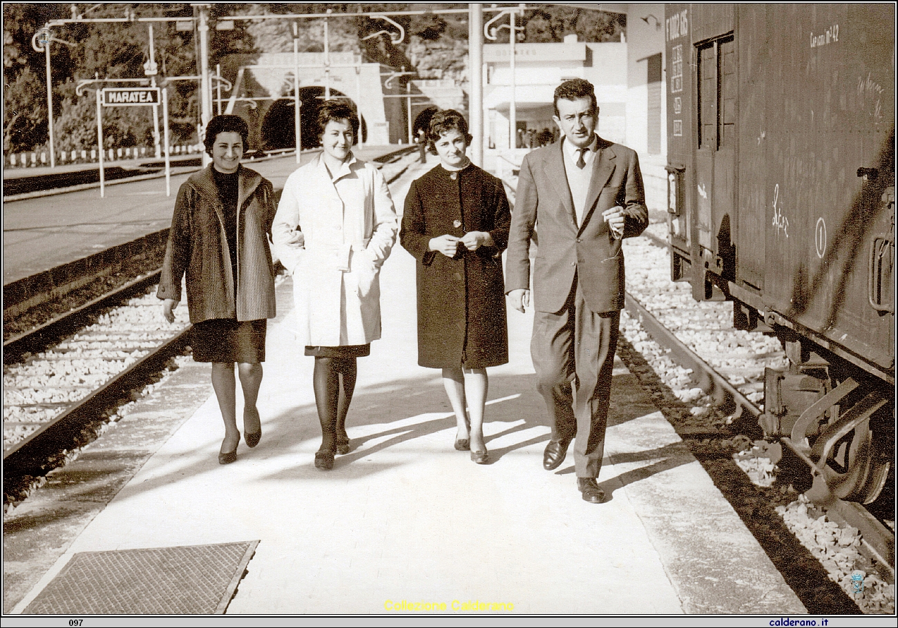 Carmelina Mazzeo, Mara Mazzei , Silvana e Peppino Mazzeo 2-1-1962.jpeg