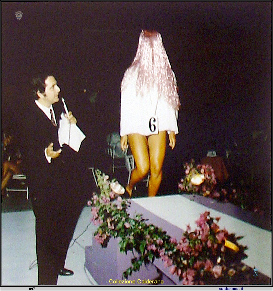 Corrado a Piazza del Gesu' presenta Miss Belle Gambe .jpg