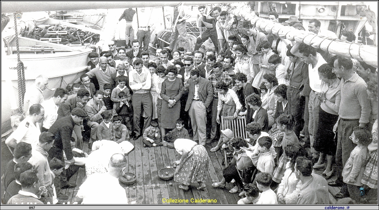 Giochi sulla nave con gli emigranti che viaggiavano per il Venezuela.jpeg