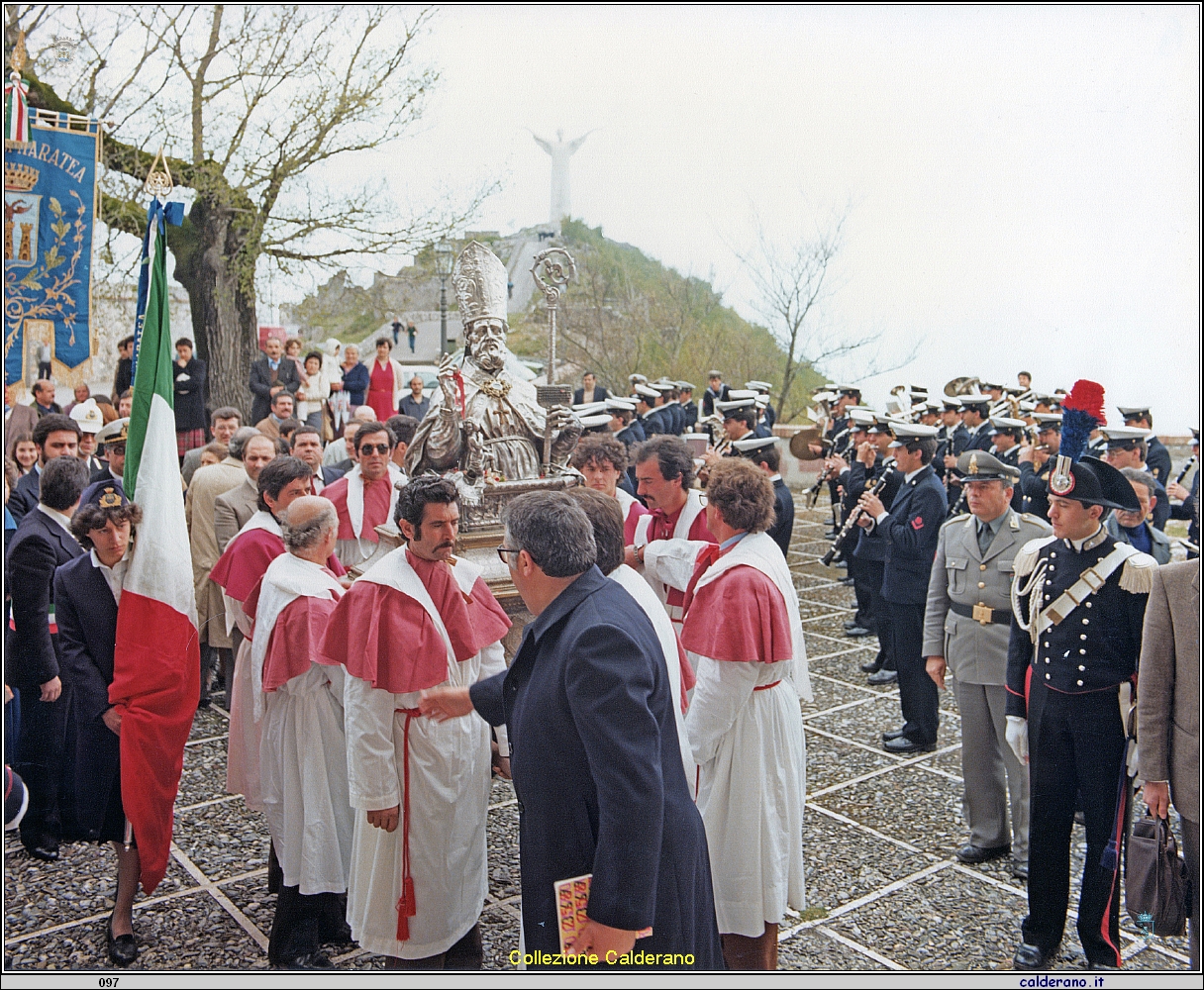 La Statua di San Biagio sale dal Porto con la Banda Musicale della Marina Militare 1982.jpeg