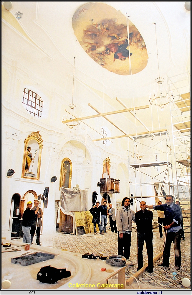 Montaggio quadro al soffitto alla Chiesa Madre -.jpg