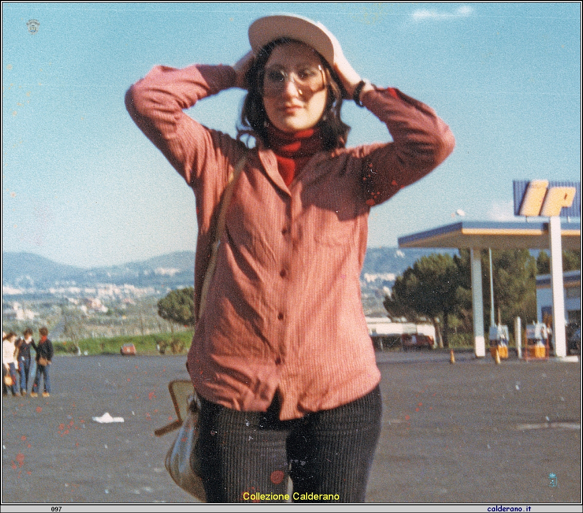 Pinita Foglia in gita e col cappello.jpeg