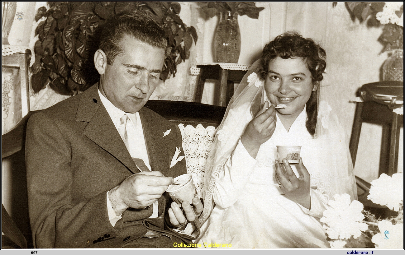 Sposi Domingo Limongi e Maria Colavolpe col gelato.jpeg