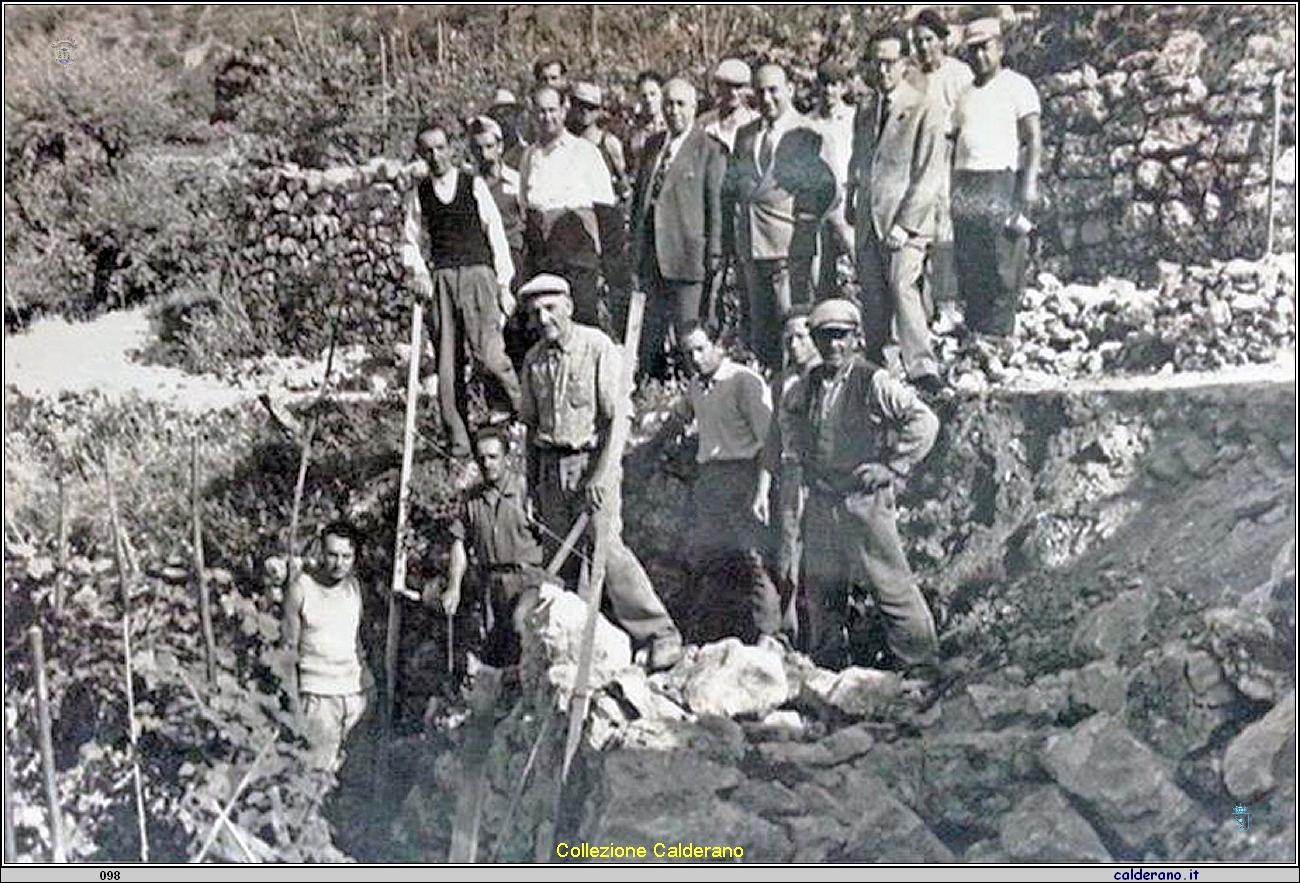 Lavori per rendere carrabile la strada di San Basile 1958.jpg