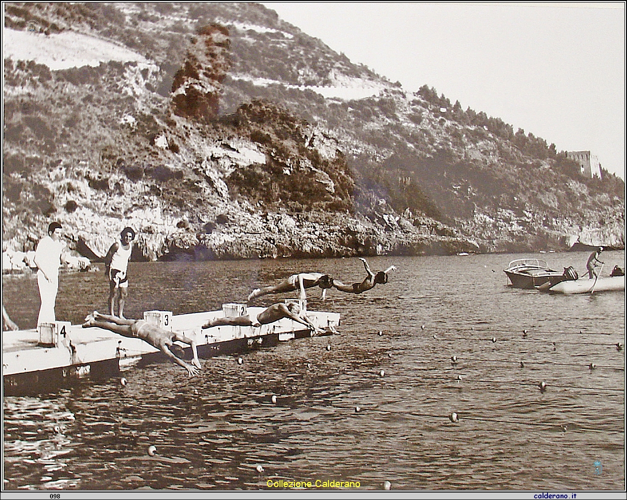 Partenza gara di nuoto al Porto 1972.jpg