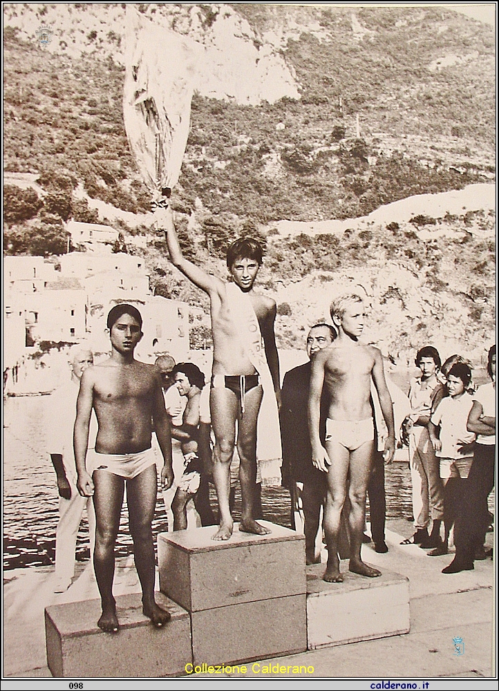 Premiazione gara di nuoto al Porto 1972.jpg