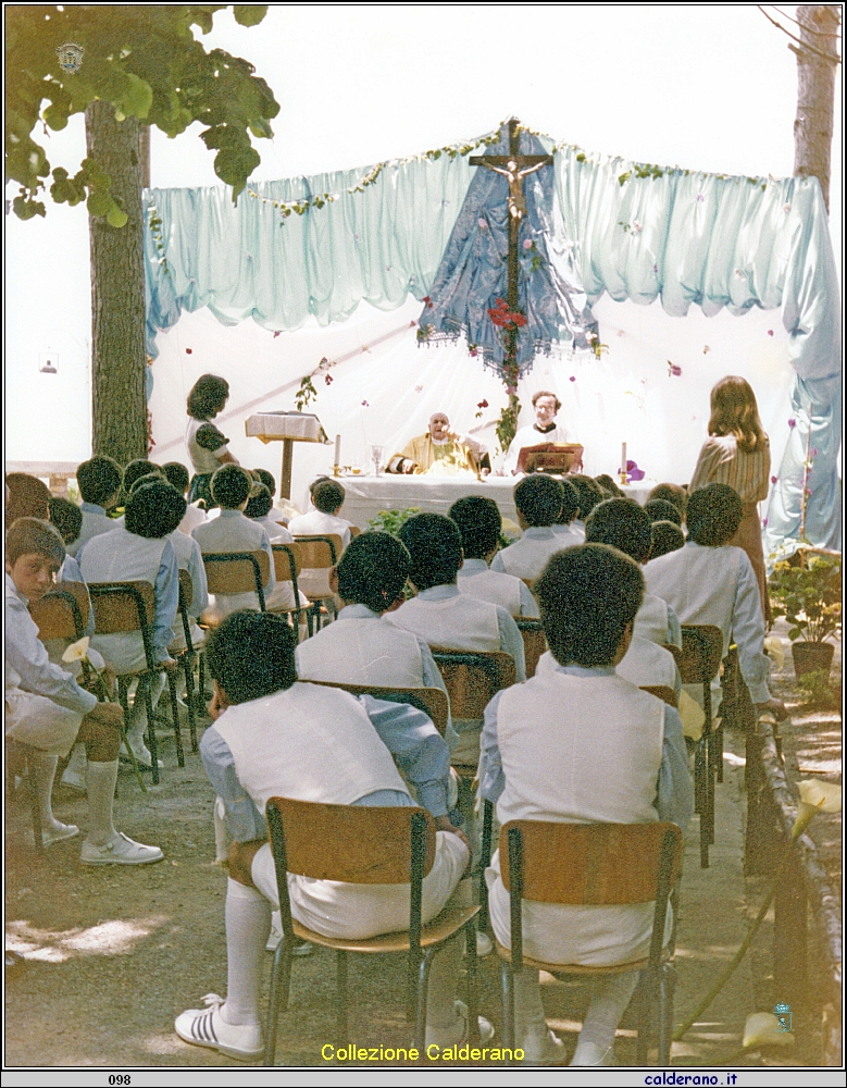 S.E. il Vescovo Federico Pezzullo e Padre Luigi per le Prime le Prime Comunioni alla Colonia di Fiumicello 1975 15.jpeg