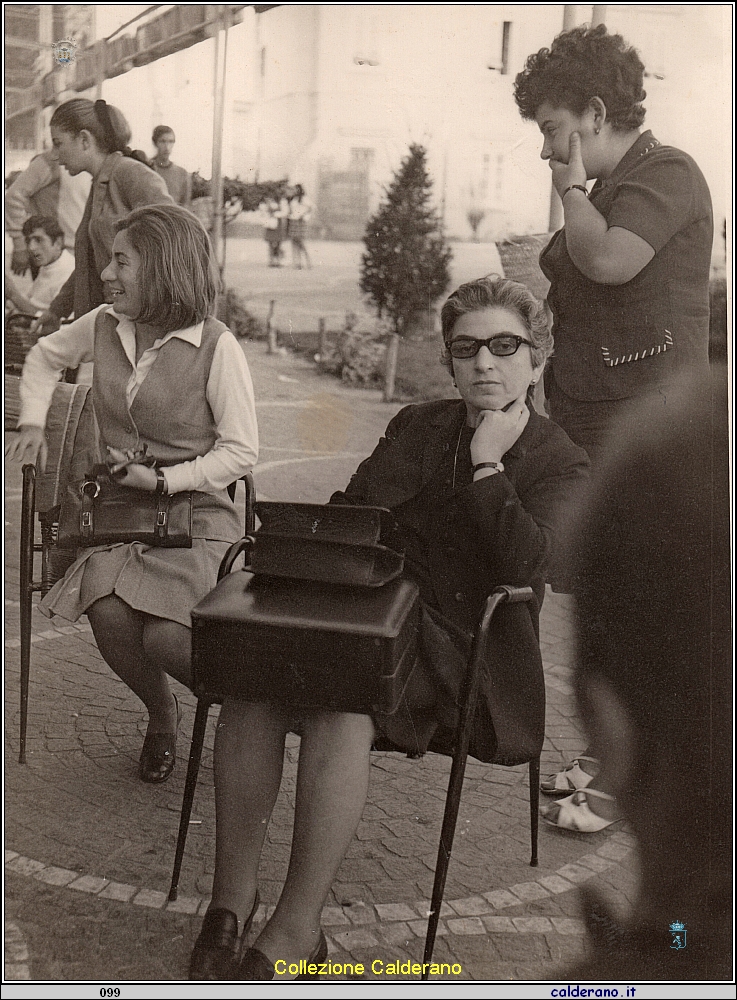 Concetta Di Costanzo, Carmela Avigliano Zietta e Marirosa Di Costanzo.jpeg