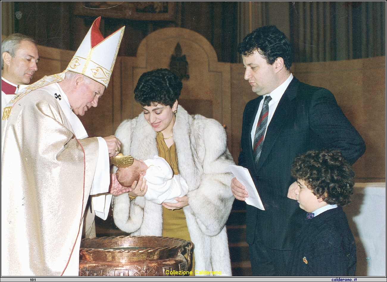 Giovanni Paolo II Battezza Manuela, figlia di Nunzio Mollica.jpeg
