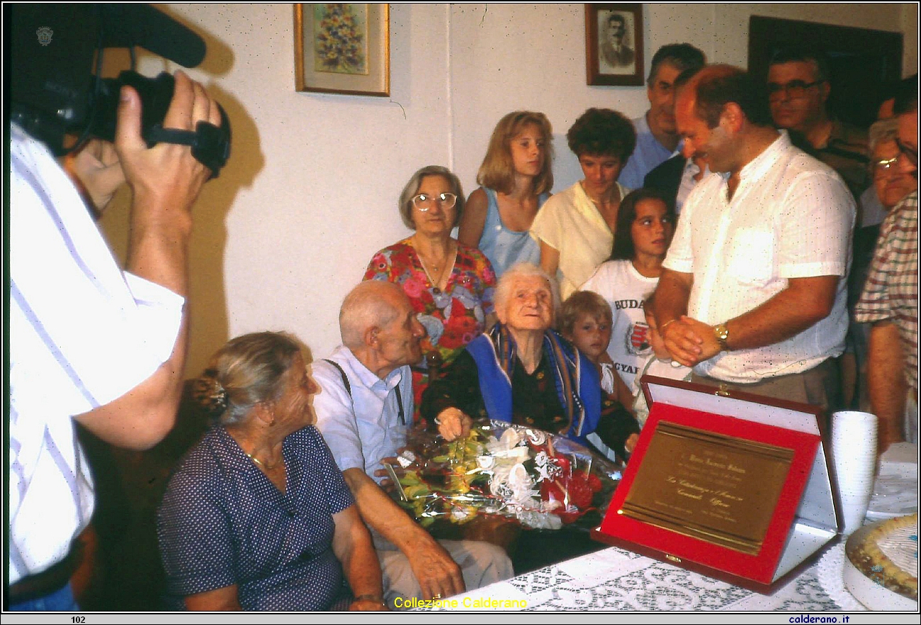 Antonio Brando consegna la targa alla centenaria Maria Argiro' Luardo.jpg