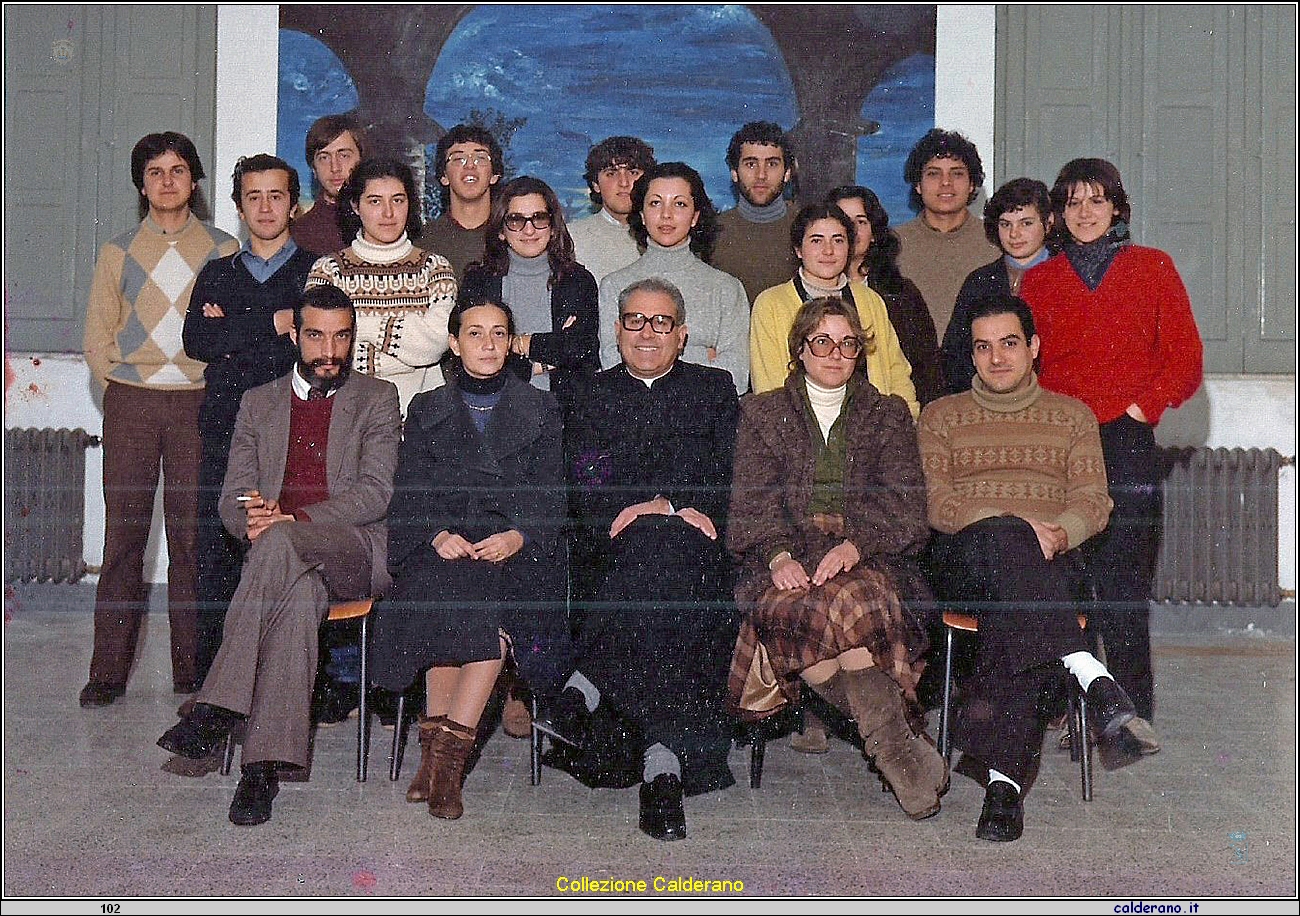 Padre Cerracchio con insegnanti e alunni del Liceo Scientifico.jpg