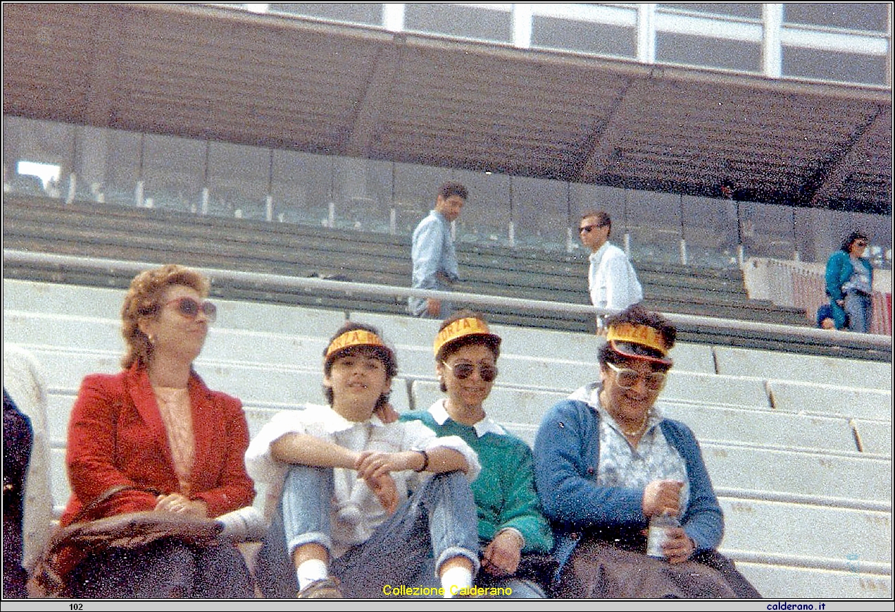 Tifose della Roma con Giovanna Rinaldi.jpg