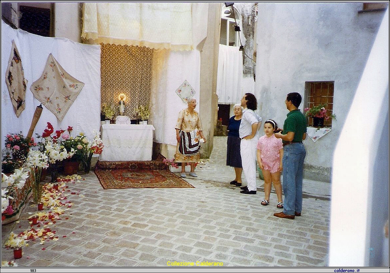 Altarino del Corpus Domini in Via Rovita con Rosinella e Egilda Ambrosio e Franco e Angelo Rizzo.jpg