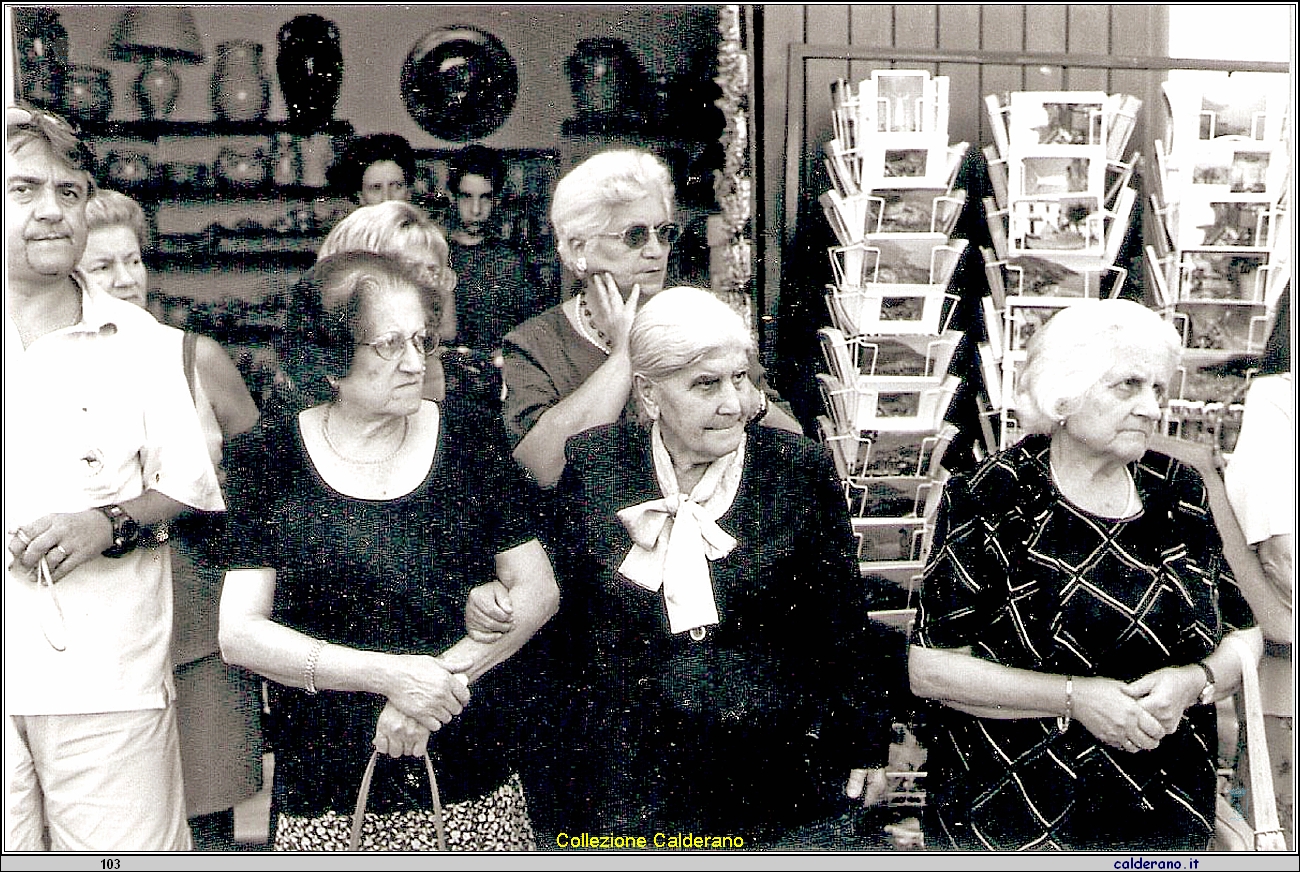 Carmela Laprea di Za' Eugenia con le Sorelle Di Trani ed Elda Ambrosio.jpg