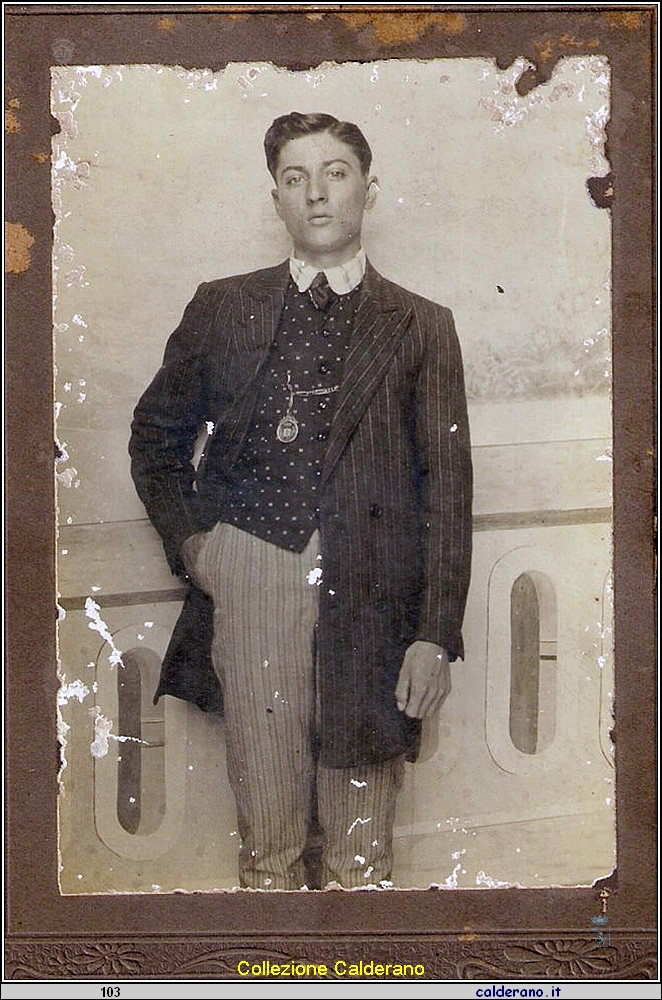 Sconosciuto con il panciotto.jpg