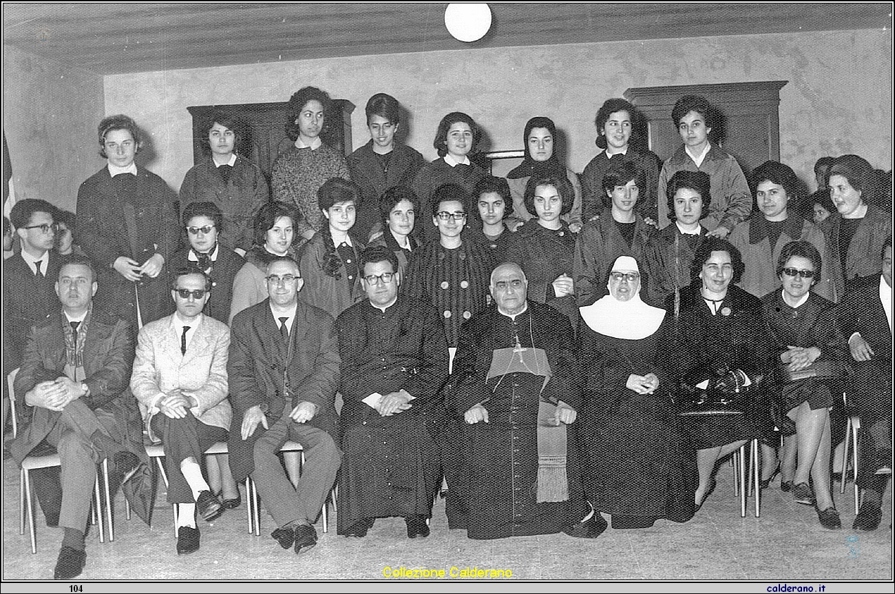 Insegnanti e alunne dell'Istituto Magistrale De Pino 1961.jpg