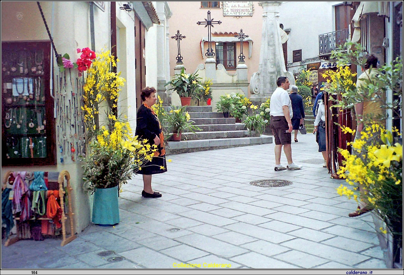 Luigina Cozzi in via Cavour e gli addobbi floreali per il Corpus Domini.jpg