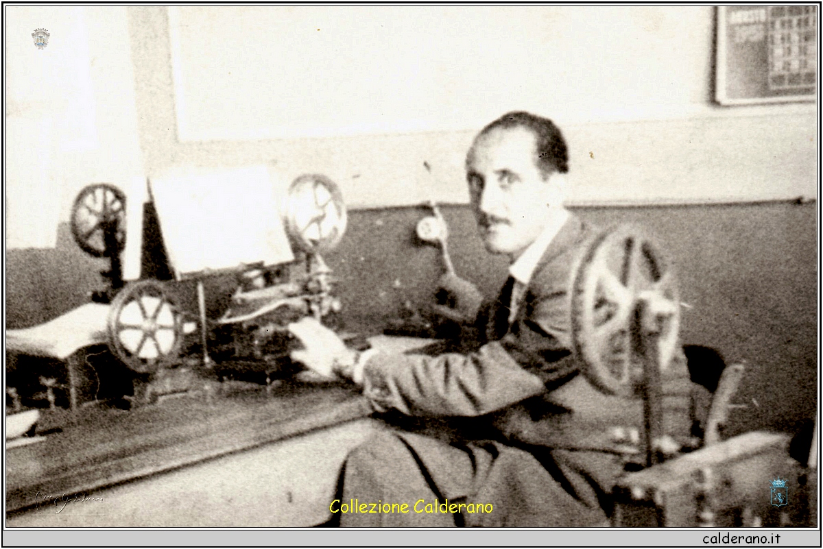 Mario Faraco al telegrafo delle Poste.jpg