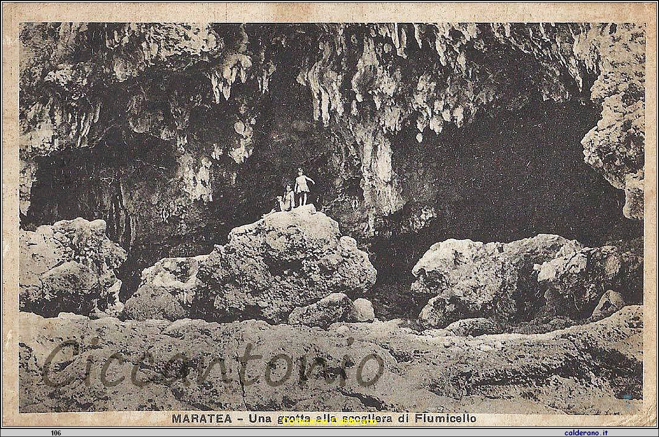Cartolina - Una grotta sulla scogliera di Fiumicello .jpg