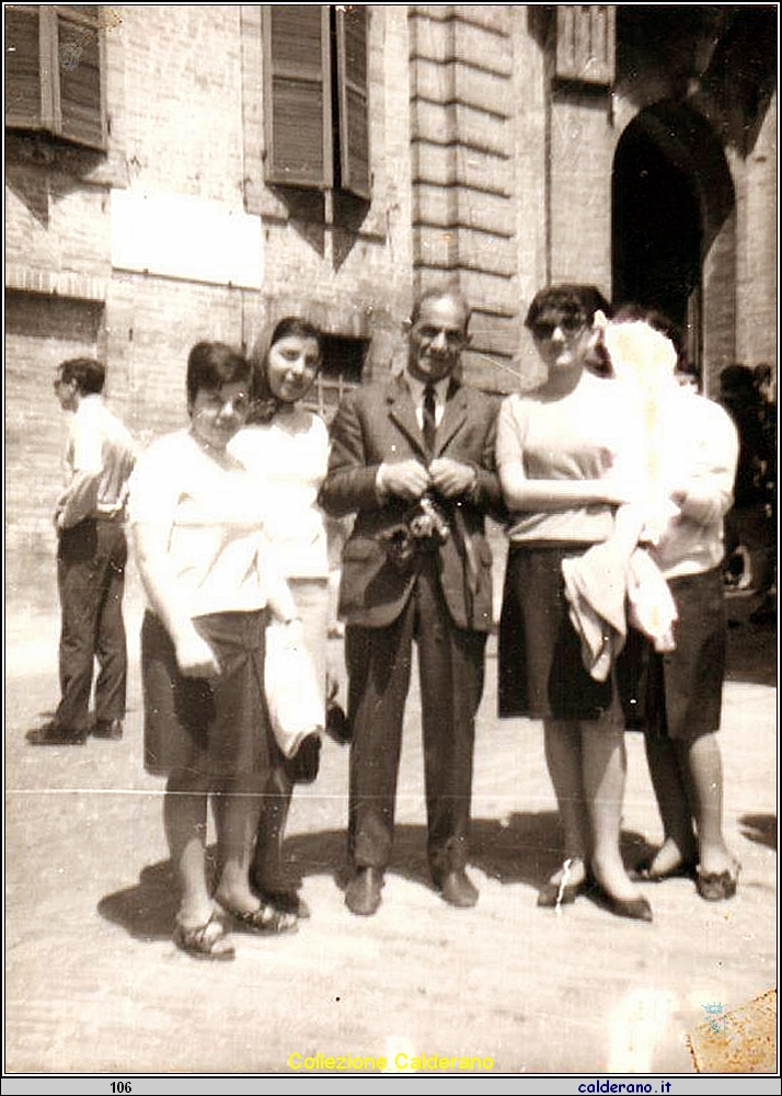 Rosetta Cozza, Mimma Morelli, Giuseppe Guida, Maria Giuditta Garreffa e nascosta dalla macchia e' Pina Cioffi in gita scolastica a Recanati 1966.jpg