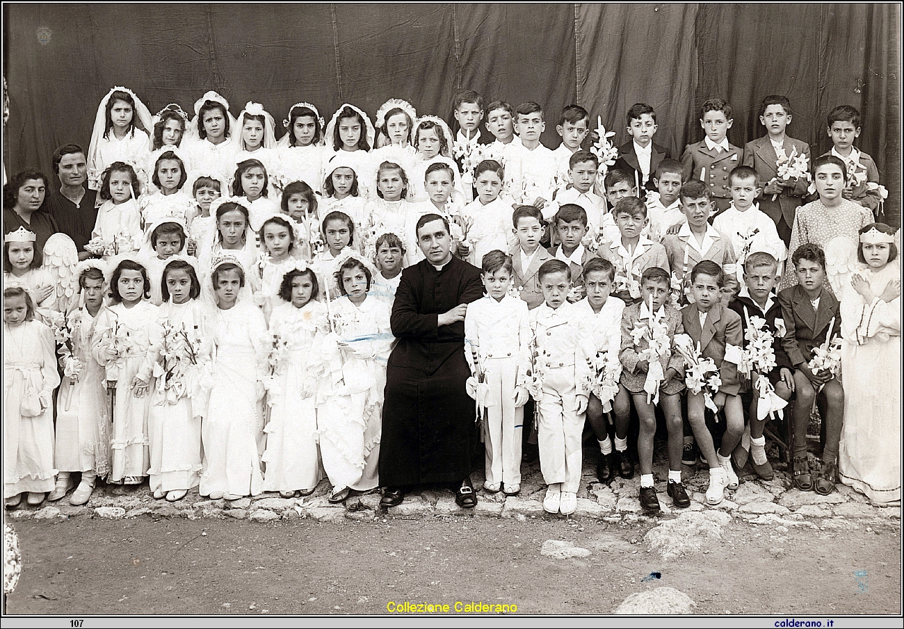 Prime Comunioni con l'Arciprete Gaetano Santoro.jpeg