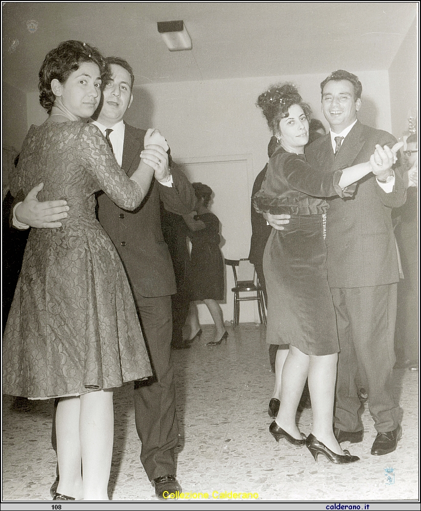 Franca Colavolpe e Mimi' Sisinni con i rispettivi mariti.jpeg