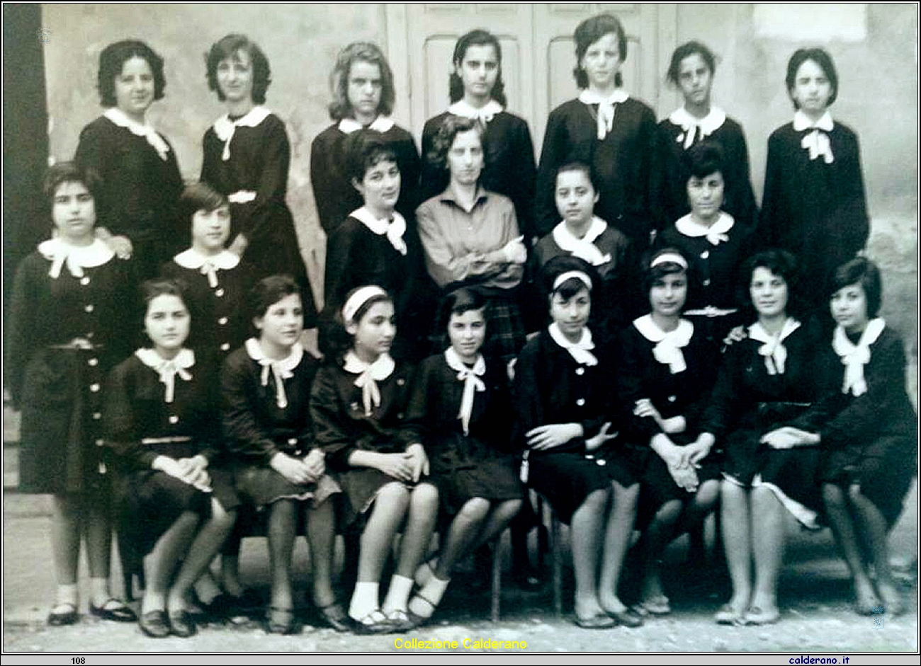 Ione Limongi con le alunne - Anno scolastico 1962-63.jpg