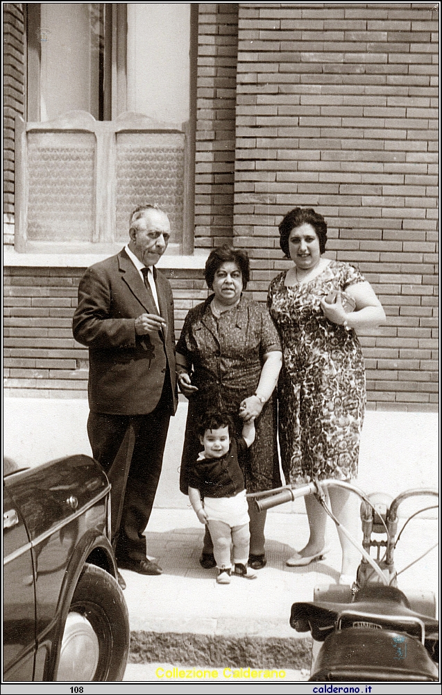 Luigi Calderano, Adelaide Spagnolo, Carmelina Candia e Luigi Calderano di Biagio.jpeg