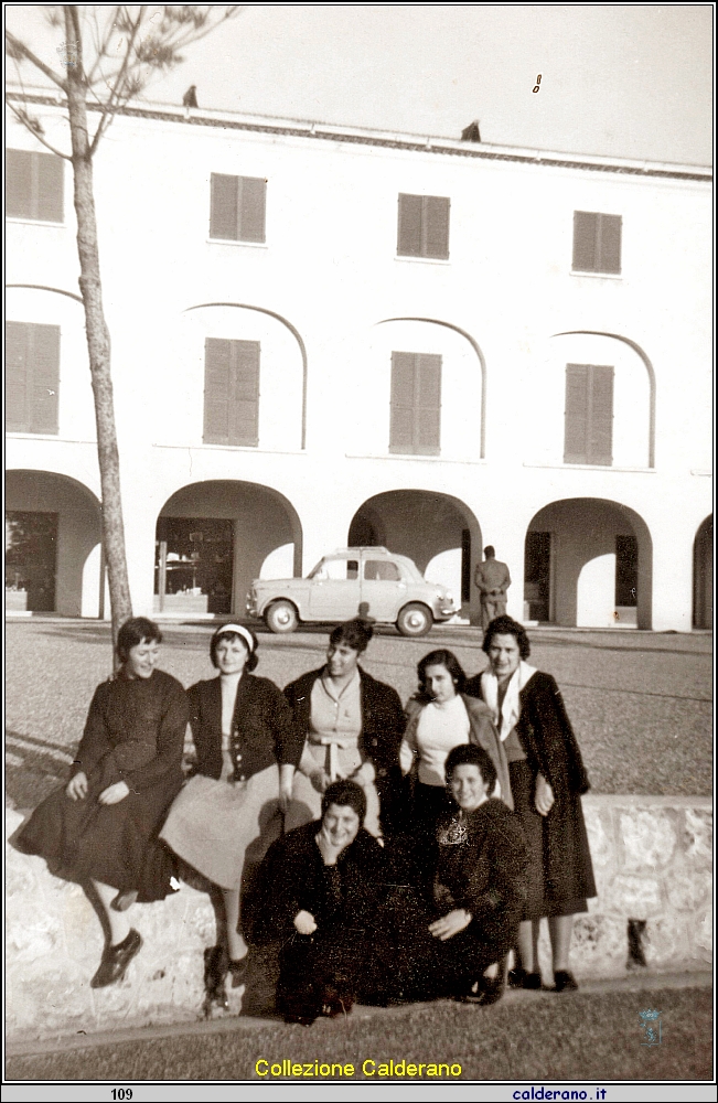 A Piazza del Gesu' Maristella Cotilli, Lidia Carreno, Maria Pia Sisinni, Maria Antonietta Mordente, Annamaria Carluccio, Lina Schettino e Assuntina Avigliano.jpeg