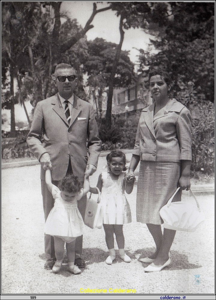 Domingo Limongi e Maria Colavolpe con le figlie Patricia e Rossana.jpg