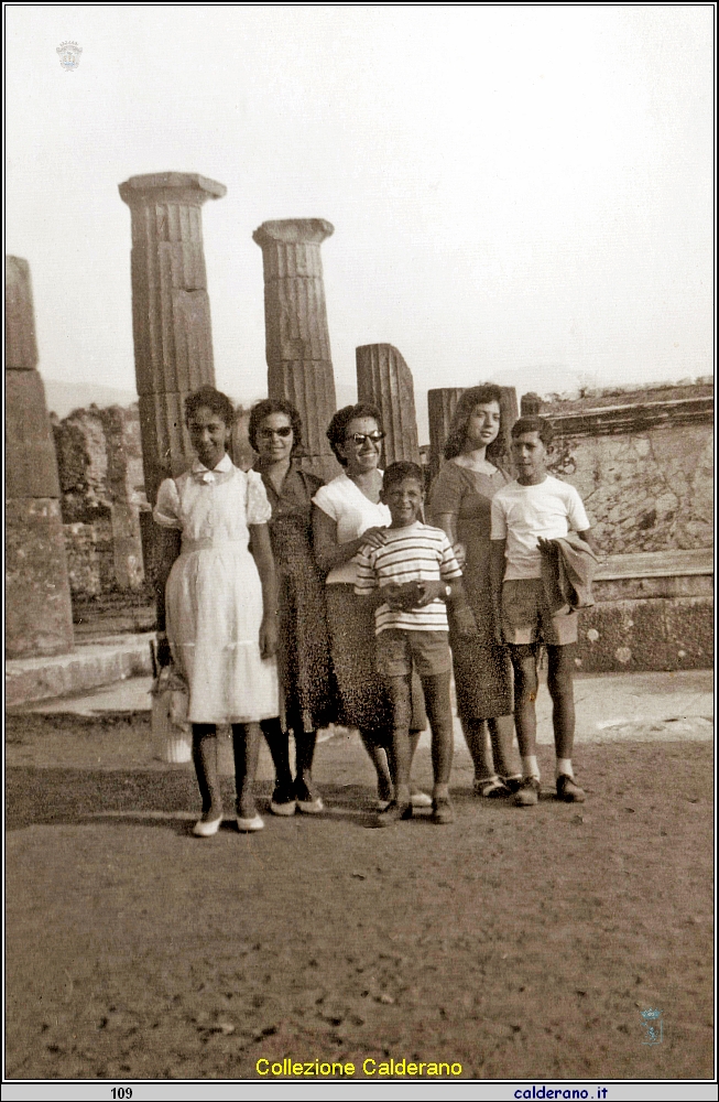 Franca e Silvana Colavolpe, Italia Calderano, Liliana, Ciccillo e Biasino Colavolpe negli scavi.jpeg