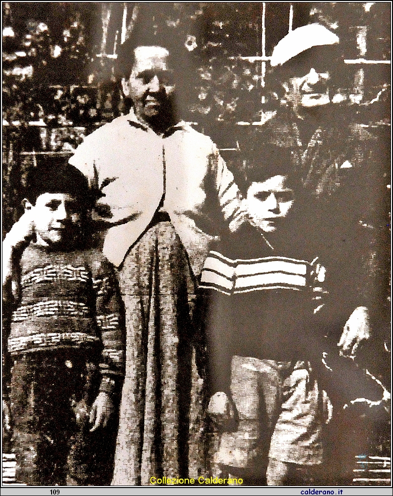 Luigi Barone 1889-1962 con la moglie Rosina Marra 1897-1977 e i figli Claudio (949-1994 e Vincenzo - 1957.jpg