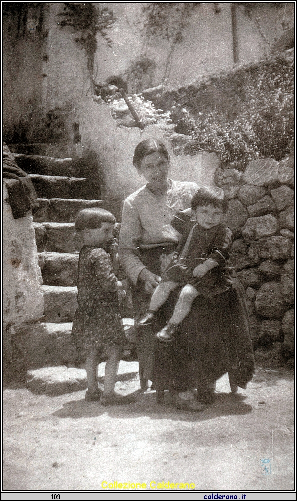 Luigia Pesce in Mazzeo con le figlie Franca e Maria.jpeg