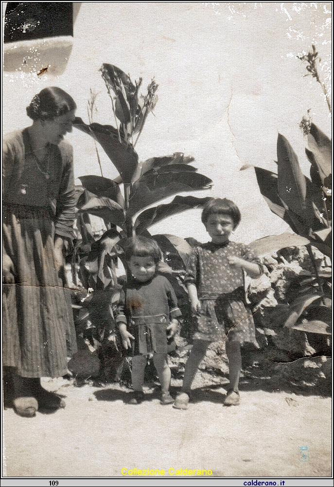 Luigina Pesce  in Mazzeo con le figlie Maria e Franca.jpeg