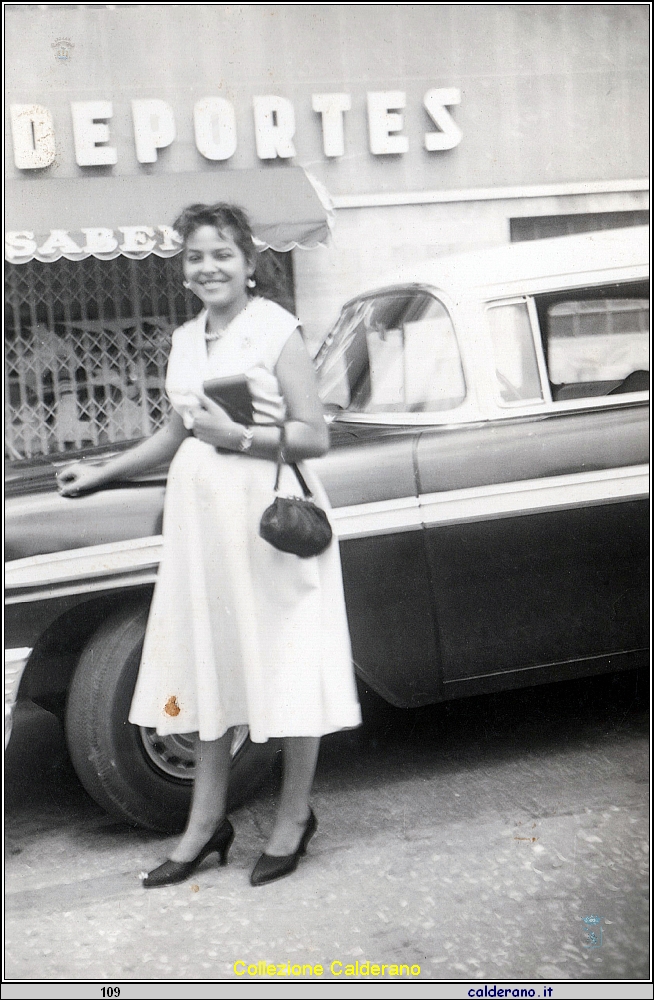 Maria Colavolpe e l'auto.jpeg