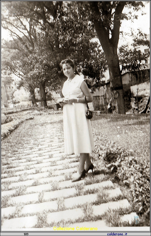 Maria Colavolpe nel viale.jpeg