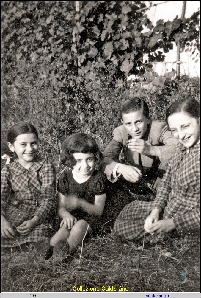 Maria e Franca Mazzeo con i cugini.jpeg