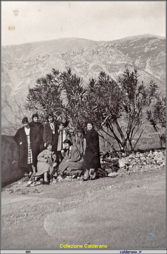 Studentesse sotto gli oleandri.jpeg