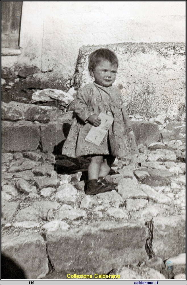 Bambina sui gradini.jpeg