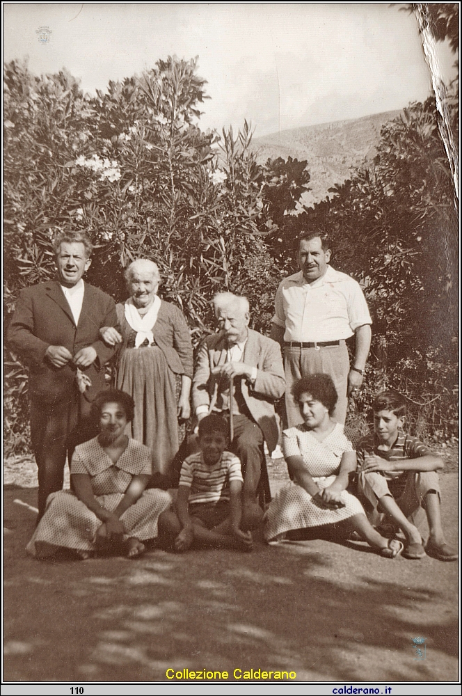 Emilia Giglio e Biagio Calderano con i figli Alberto e Peppinello e seduti i nipoti Marirosa, Biasino, Maria Pia e Ciccillo.jpeg