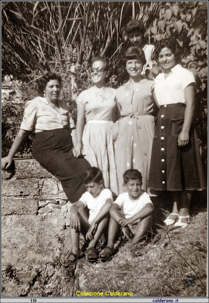 Franca Colavolpe, Filomena e Italia Calderano, Liliana, Silvana, Ciccillo e Biasino Colavolpe.jpeg