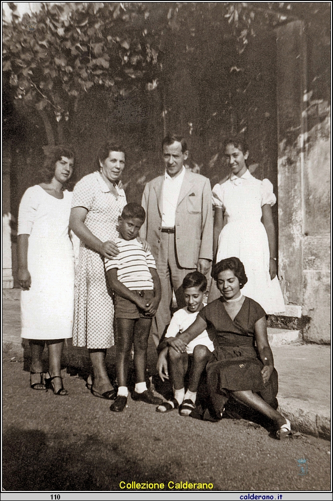 La Famiglia Colavolpe sotto la vite.jpeg