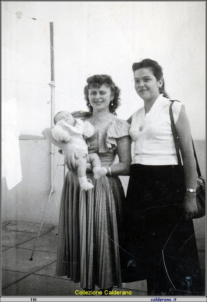 Maria Colavolpe con l'amica e il bambino.jpeg