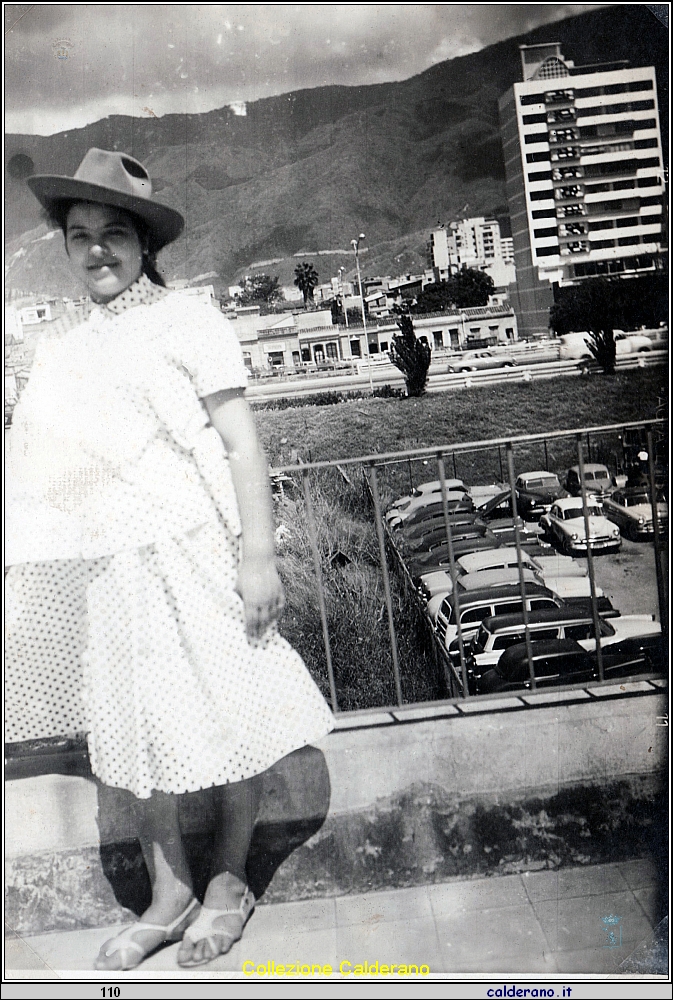 Maria Colavolpe con la pancia e il cappello.jpeg