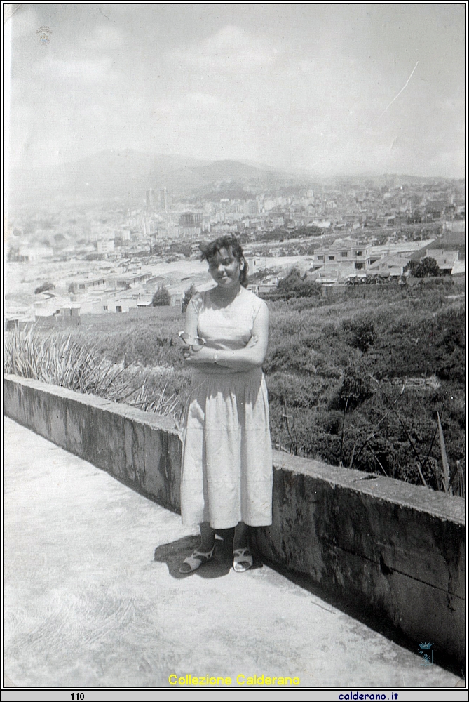 Maria Colavolpe con lo sfondo di Caracas.jpeg